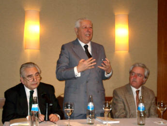 Juan Octavio Gauna, Andr�s Fescina y Federico Pinedo durante la presentaci�n del libro.