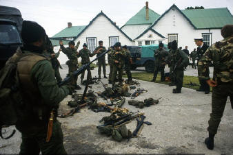 Ma?na del 2 de Abril de 1982 - Puerto Argentino, Islas Malvinas.